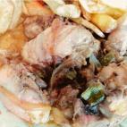 Para esta elaboraci&oacute;n solo hace falta medio vaso de espumoso, cuatro ajetes tiernos, una cebolla, sal, aceite y pimienta. Sigue los pasos de este delicioso plato aqu&iacute;.