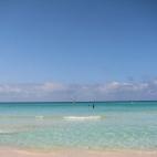 Mallorca cuenta con verdaderos paraísos como es la playa de Es Trenc. Este arenal de más de tres kilómetros de largo es el único en la isla sin urbanizar, es decir, completamente virgen. Este hecho, junto a sus aguas cristalinas, hacen que s...