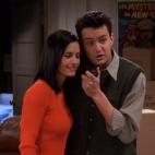 Matthew Perry fue el "esclavo" de Courtney Cox en el plató al perder una apuesta. La apuesta consistía en saber de qué película (La mujer explosiva o El club de los cinco) procedía una frase de Anthony Michael Hall, por lo que decidieron bu...