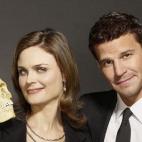 Uno de los guionistas, Dean Lopata, actuó como víctima antes de unirse a la plantilla.