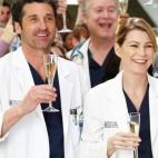 El guionista creó una novela basada en el programa que se considera un canon y que se escribió a través de entradas de blog y mensajes de texto. Se llama Grey's Anatomy: Notes from the Nurse's Station (Overheard at the Emerald City Bar) y pro...