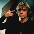 Evan Peters impresionó a Jessica Lange y Sarah Paulson cuando le vieron con un calcetín para penes en el primer día de rodaje de la segunda temporada. Peters llevaba una bata de hospital y pensaba que no se le iba a ver hasta que tuvo que in...