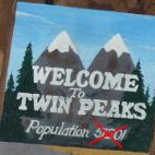 El número que aparece en el cartel no se corresponde con la verdadera población de Twin Peaks. Se suponía que la población era de 5.120 personas frente a los 51.201 del cartel, pero el canal ABC argumentó que los estadounidenses no verían ...