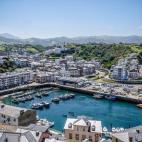 A una hora en coche de Oviedo se encuentra la villa de Luarca, una de las localidades por las que pasa el Camino de Santiago. La actividad marítima es el origen del pueblo y el gremio de pescadores tiene un especial peso en esta localidad astur...