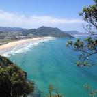 Famosa por sus exquisitas anchoas, que dicen que son las mejores del mundo, Santoña no podría explicarse sin hablar del mar y los pescadores, encargados de dar fama al pueblo con ese delicioso producto fresco recién salido del agua. Un paseo ...