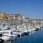 La unión de Getaria al mar es algo que viene desde muy atrás. En este precioso pueblo costero nació Juan Sebastián Elcano, el primer hombre en dar la vuelta al mundo. El pueblo, también muy famoso en su día por los balleneros, es un destin...
