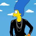 De negro, con perlas y fumando, como Coco Chanel.