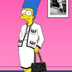 Con el clásico traje de tweed blanco y negro, los zapatos bicolor y el bolso 2.55 de Chanel