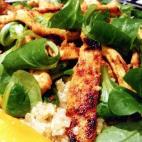 "El dulzor del mango y el toque picante del pollo crujiente hacen de esta ensalada un plato delicioso", dice la autora de este plato. Mira cómo prepararlo en Cookpad.