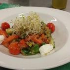 Las verduras son zanahorias, calabacín, espárragos, germen de alfalfa y tomate cherry. Encuentra la receta en Cookpad.