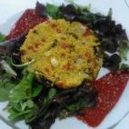 Lleva quinoa, níscalos, cebolla, pimientos del piquillo, ajos, cúrcuma y aceite de sésamo. Aquí puedes encontrar la receta completa.