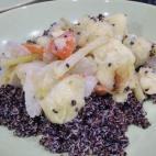 La textura de esta quinoa es distinta y su aroma es más intenso que el de la blanca. Igual que todos los alimentos integrales, requiere un poco mas de tiempo de cocción. Mira la receta en Cookpad.