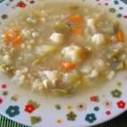 Lleva también cebolla, puerro, apio, zanahorias y judías verdes. Puedes ver la receta completa en Cookpad.