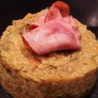 El plato se completa con jamón braseado o beicon. Sigue los pasos de la receta.