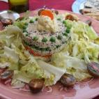 Lleva también zanahoria, guisantes, mahonesa y tomates pera. Pues ver cómo prepararlo en Cookpad.