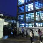 Vista de la entrada al Instituto de Educación Secundaria (IES) Iturralde de Madrid, a primera hora de la mañana.