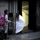 Una niña, a la entrada del Colegio público Palacio Valdés de Madrid, a primera hora de la mañana.