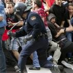 Los antidisturbios cargan contra manifestantes en Zaragoza que trataban de desviar la manifestación hacia una comisaría donde permanecían detenidos dos integrantes de un piquete informativo.