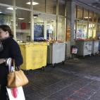 Varios contenedores impiden la entrada a la facultad de Ciencias de la Información de la Universidad Complutense de Madrid.