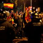 Ultraderechistas protestan, brazo en alto, frente a los Mossos
