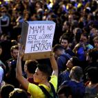 Uno de los manifestantes levanta un cartel con la leyenda "Mamá, no estoy en clase pero estoy haciendo historia"