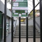 Cartel informativo sobre la huelga de estudiantes y familias que convoca la Confederación Española de Asociaciones de Padres y Madres (Ceapa) contra la reforma educativa y los recortes en la enseñanza pública, en la puerta del colegio Asunci...