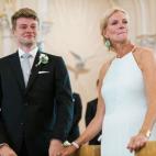 5c8a4b30260000e804fe294a