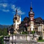 Un castillo de más de 3.000 metros cuadrados, 170 habitaciones y más de 4.000 armas de colección del rey Carol I, el dueño del castillo. Esta maravilla fue construida entre 1873 y 1914 y fue el primer castillo de Europa en tener calefacción...