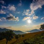 Lógicamente, si alguien visita Transilvania tiene que descubrir los Cárpatos, la segunda cordillera más larga de Europa tras los Alpes. Además, Rumanía es el país con más bosques vírgenes de Europa después de Rusia y alberga la mayor co...