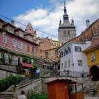 Cuentan quienes allí han estado que Sighisoara es "una mezcla de callejuelas, pequeñas plazas con mucho encanto, donde es muy agradable perderse durante unos días. Para el peatón, ofrece una multitud de recorridos, entre rincones verdes, cal...