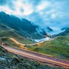 La Transfagarasan es una de esas carreteras que se disfrutan mientras la recorres. Actualmente no se pueden superar los 40km/h en ella, tiene más de 100 kilómetros de recorrido y pasa por las montañas Fagarasan, en la zona meridional de los C...