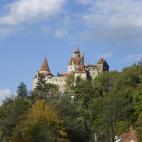 Este es el castillo del que se dice fue residencia del Conde Drácula en las novelas de Bram Stoker. Y es que, en realidad, el castillo de Vlad Draculea, personaje en el que se inspiró Stoker, vivió en el castillo Poenari, cerca de la carreter...