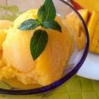 Sólo necesitarás la fruta congelada, yogur griego, edulcorante al gusto y una batidora. Consulta la receta completa en CookPad