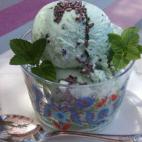 Si te gustan esos bombones de chocolate negro rellenos de menta, tienes que probar este helado. La menta lo hace ideal para aliviar la pesadez tras una comida copiosa. Consulta la receta completa en CookPad