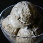 El polvo de té Hojicha (un té verde tostado) es un ingrediente japonés muy aromático para hacer batidos, helados, chocolates y otra repostería. Consulta la receta completa en CookPad