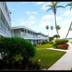 Miami, policías, un asesino en serie… Estamos frente a la localización del apartamento de Dexter Morgan, el protagonista de la serie del mismo nombre. “El apartamento está en un extremo de la calle 103 y tiene unos grandes carteles de "...