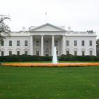 Esta es fácil: El ala oeste de la Casa Blanca, una serie protagonizada por Martin Sheen donde da vida al presidente de los Estados Unidos. Gran parte de la producción está ambientada en el Despacho Oval de La Casa Blanca. Se trata de la resi...