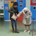 Votando con ayuda, en Madrid