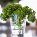 Purifica los ambientes del hogar, dando cabida a la buena fortuna. Coloca tallos con hojas de perejil en un vaso de vidrio transparente, lleno hasta la mitad con agua de lluvia. En cuanto las hojas comiencen a deteriorarse, reemplázalas por una...