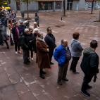 Colas en un colegio de Barcelona