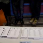 Fotógrafos con las primeras papeletas en un colegio de Madrid