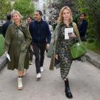 Con gabardina de inspiración militar en el desfile de Alta Costura de Valentino en París