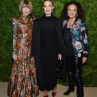 Con zapatos rojos de piel junto a Anna Wintour y Diane Von Furstenberg