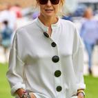 Con blusa blanca con maxi botones en Casas Novas (A Coruña)