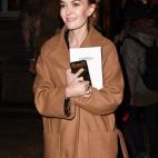 Con abrigo de lana camel tras un desfile de Valentino en París