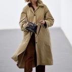 Con gabardina 'oversize' en un concurso hípico en Madrid