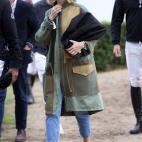 Con gabardina militar en un concurso hípico en Madrid