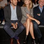 Con americana vestido gris en la Mercedes Benz Fashion Week de Madrid