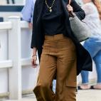 Con un pantalón con bolsillos cargo en Casas Novas (A Coruña)