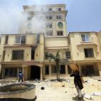 Un opositor saca una puerta tras el asalto de la sede de los Hermanos Musulmanes en al-Moqattam, en el Cairo.